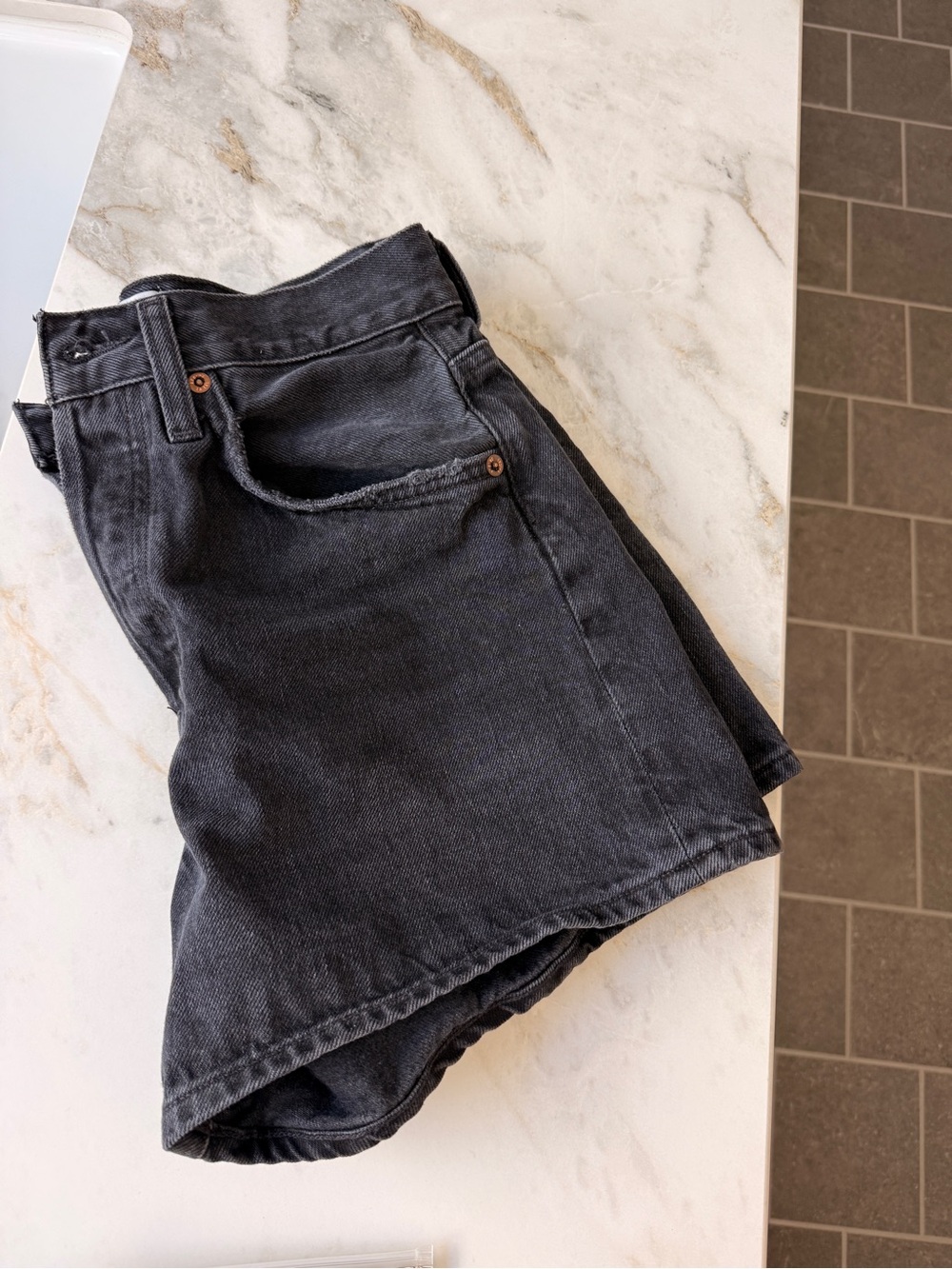 Agolde Parker Long Short in Black - Size 26 - Picture 9 of 10